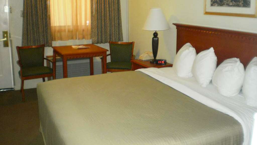 Magnuson Hotel Park Vue Ely Room photo