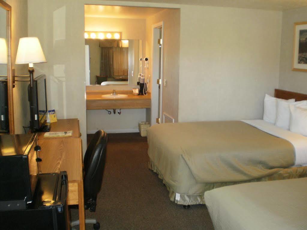 Magnuson Hotel Park Vue Ely Exterior photo
